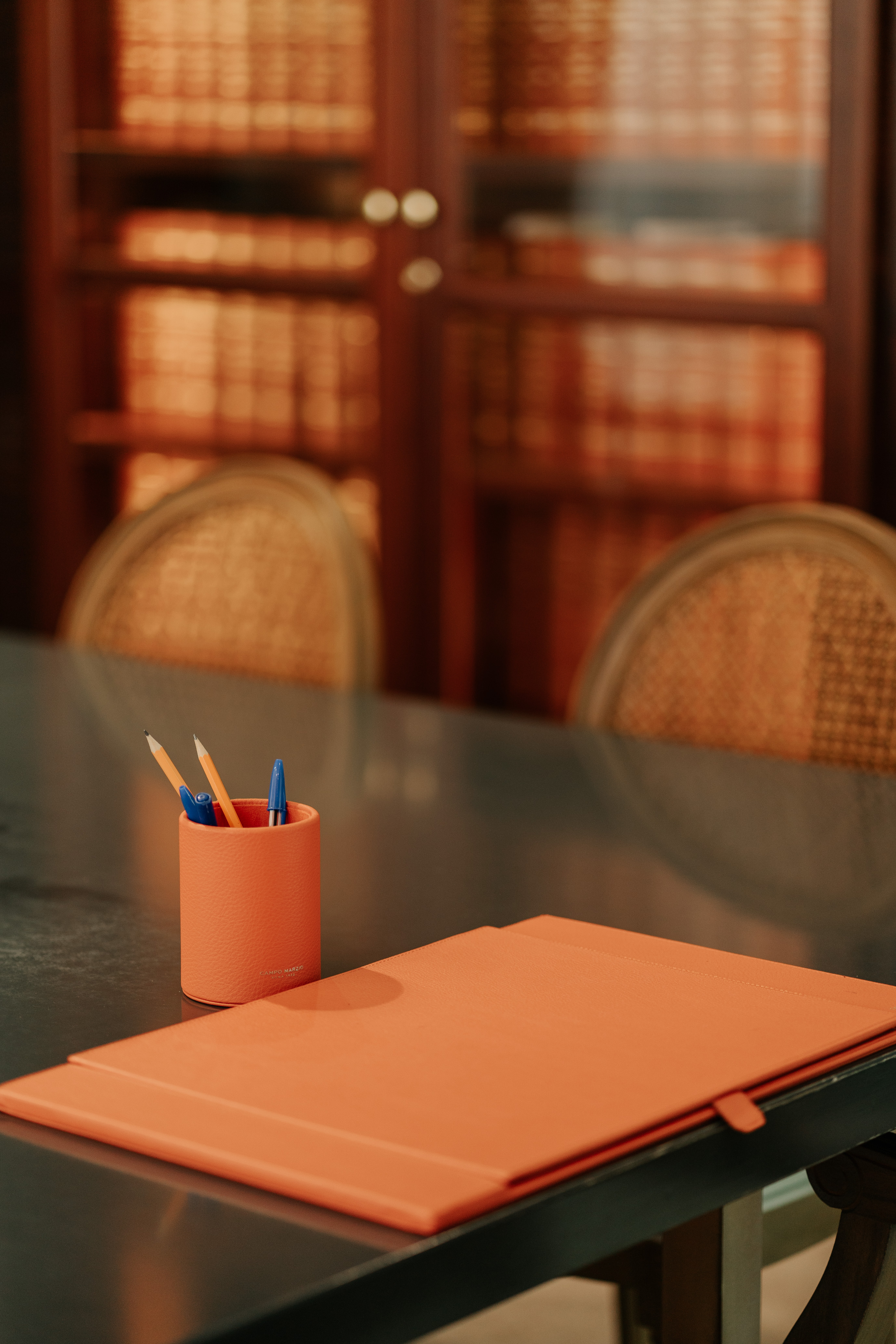 Portafolio y portalápices sobre una mesa